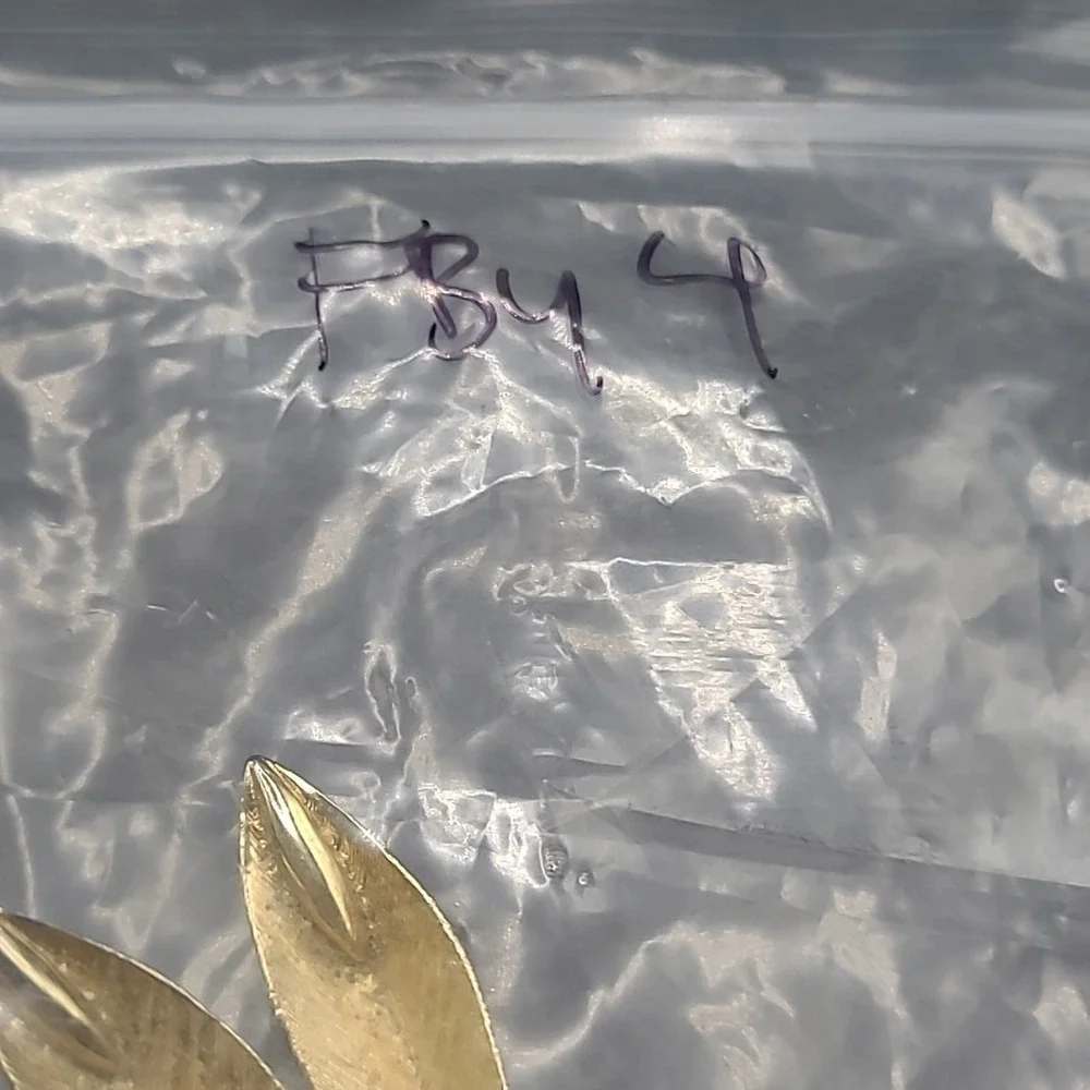 Vintage Leaf Brooch Woman Gold Tone Textured Fan Foliage Pin‎ Accessory